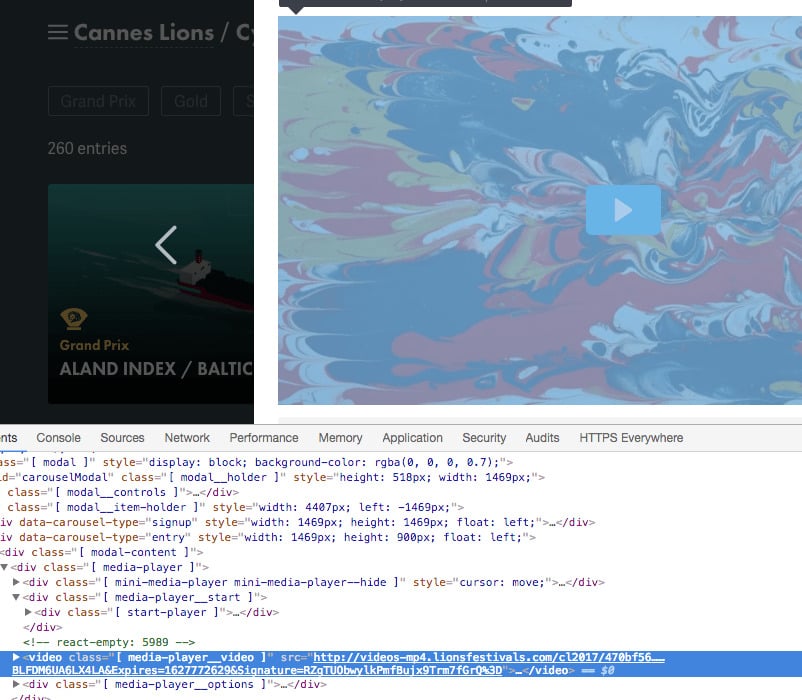Screenshot del codice HTML della pagina con URL di un file MP4